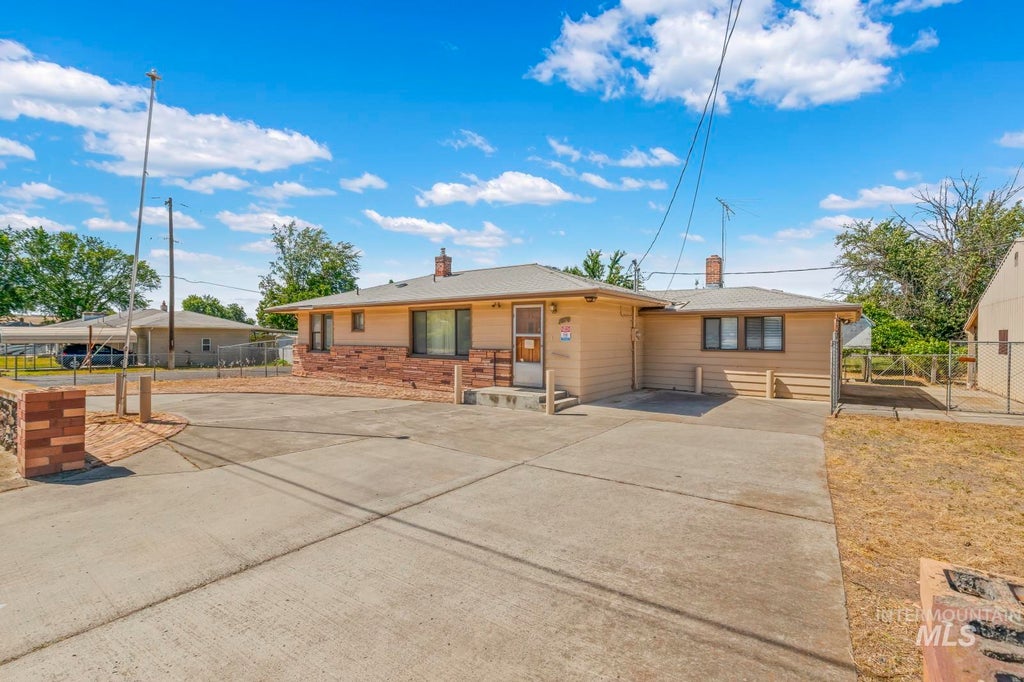 Photo of 1876 6th Ave, Clarkston, WA 99403 (MLS # 98990969)