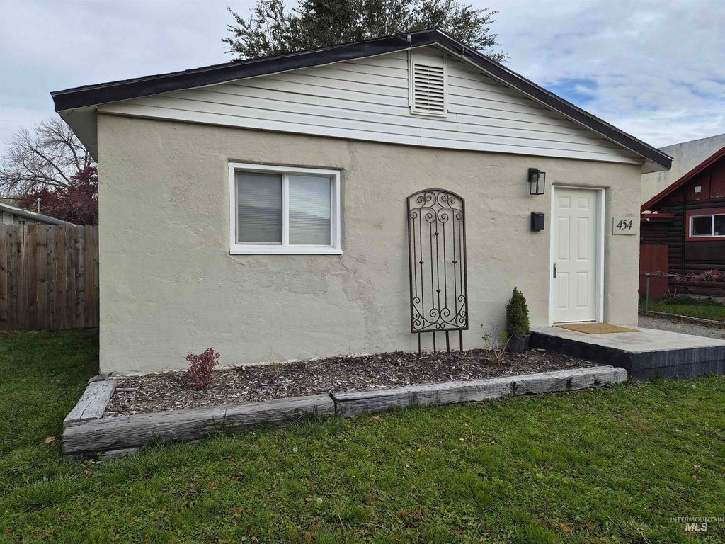 Photo of 454 Pershing Ave, Pocatello, ID 83201 (MLS # 98965470)