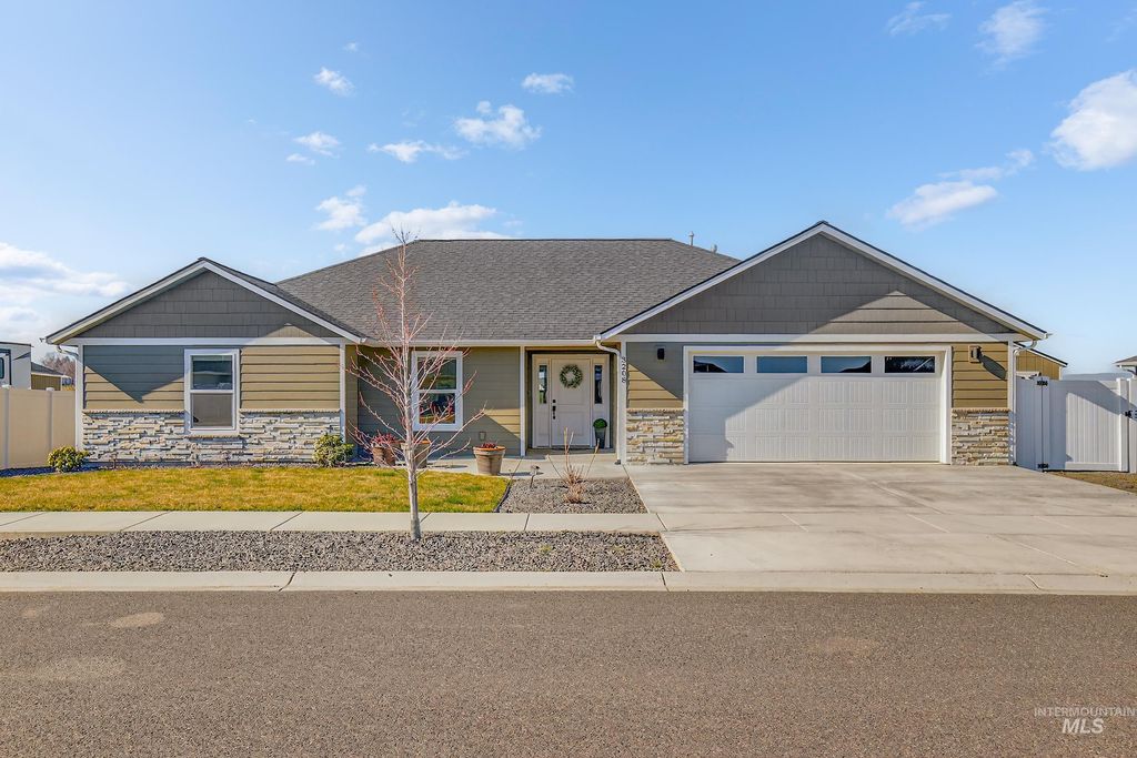 Photo of 3208 Parkridge Way, Lewiston, ID 83501 (MLS # 98976929)