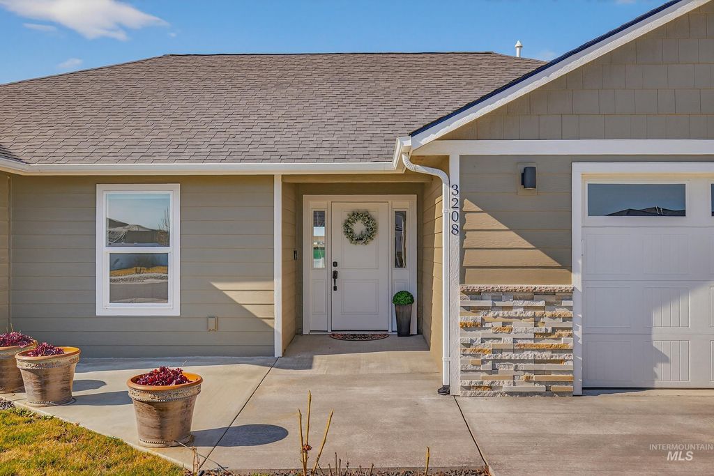 Photo of 3208 Parkridge Way, Lewiston, ID 83501 (MLS # 98976929)