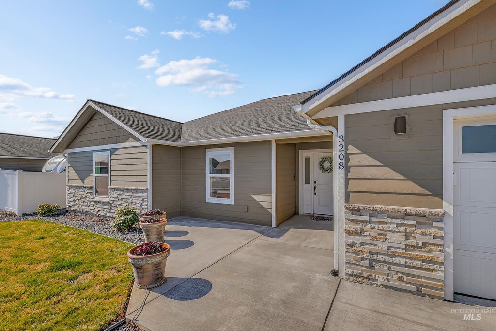Photo of 3208 Parkridge Way, Lewiston, ID 83501 (MLS # 98976929)
