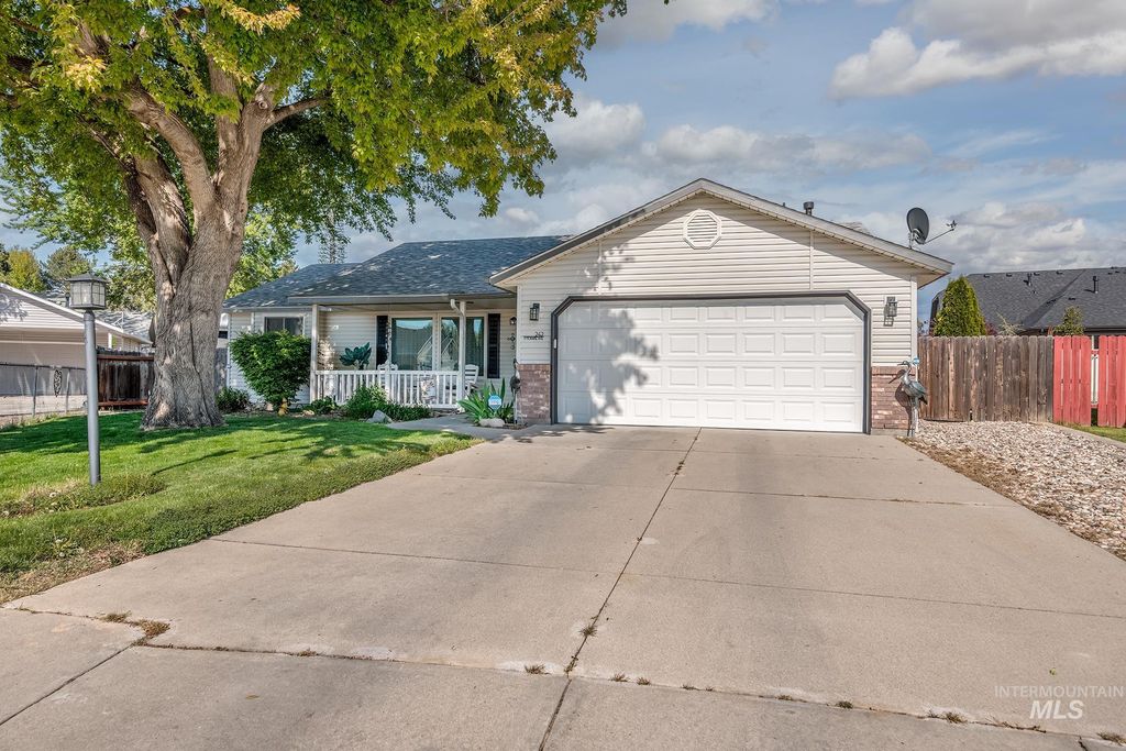Photo of 242 N Moraine Ave, Eagle, ID 83616 (MLS # 98984405)