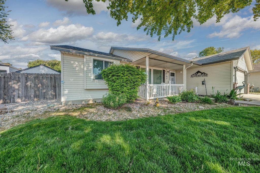Photo of 242 N Moraine Ave, Eagle, ID 83616 (MLS # 98984405)