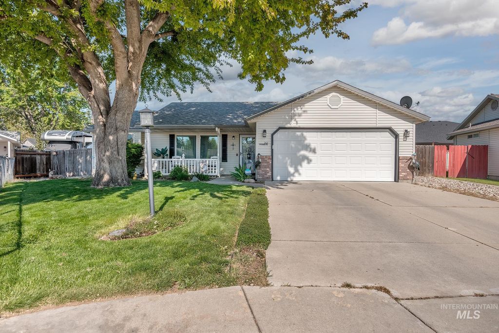 Photo of 242 N Moraine Ave, Eagle, ID 83616 (MLS # 98984405)