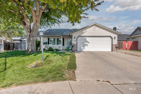 Photo of 242 N Moraine Ave, Eagle, ID 83616 (MLS # 98984405)