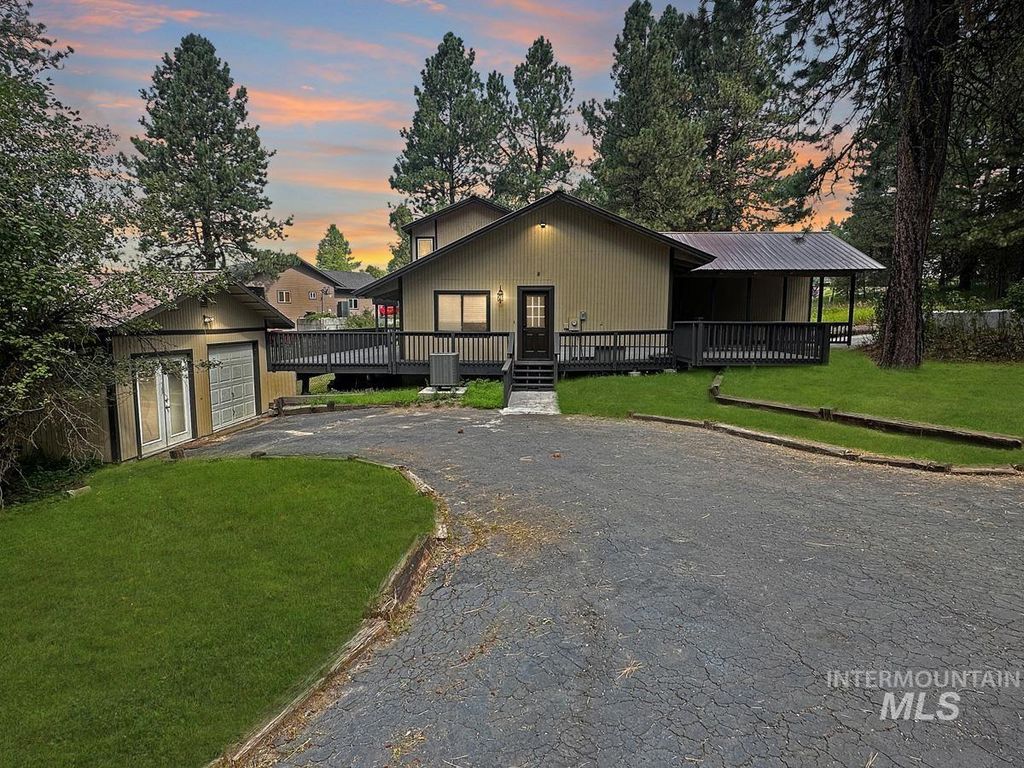 Photo of 109 Par Drive, Cascade, ID 83611 (MLS # 98961004)