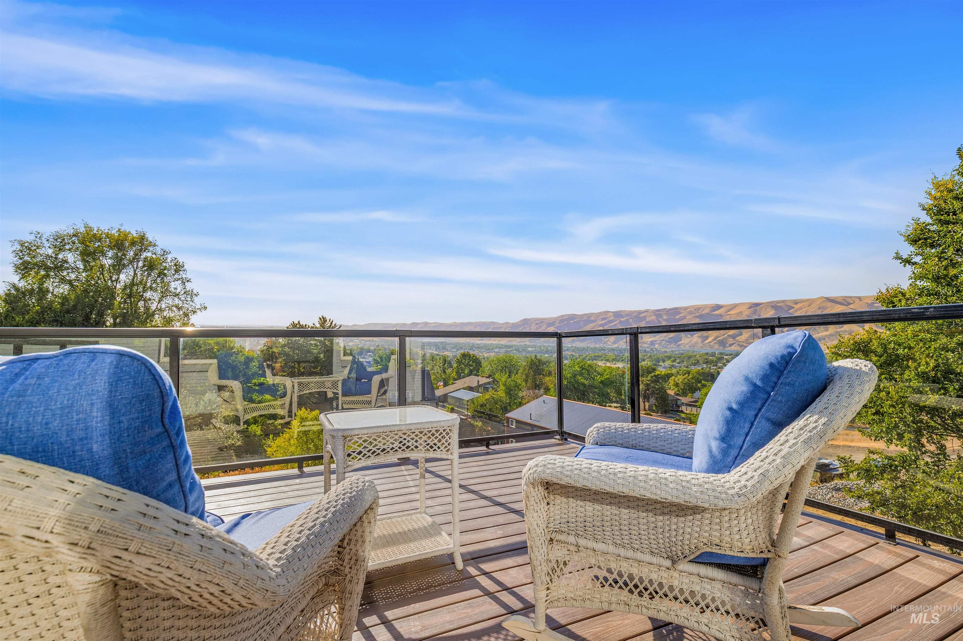 Balcony featuring a mountain view