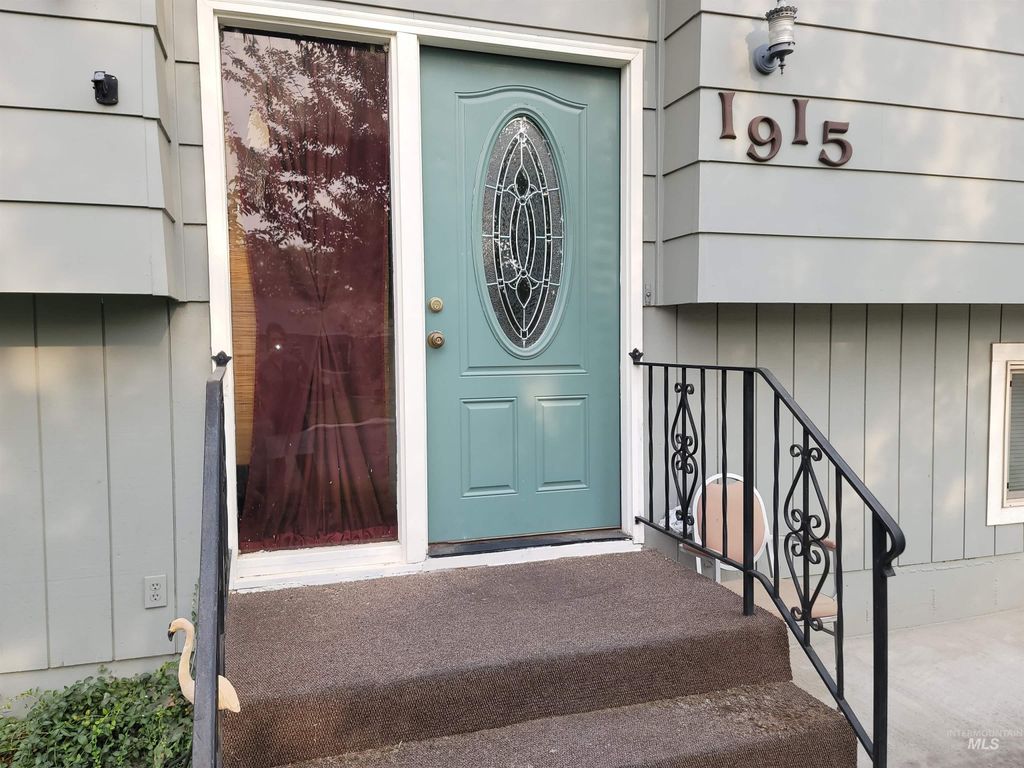 Photo of 1915 13th St, Lewiston, ID 83501 (MLS # 98959300)