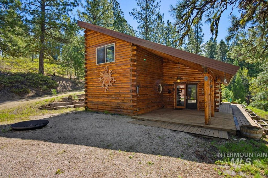 Photo of 461 Hilltop Road, Cascade, ID 83611 (MLS # 98984899)