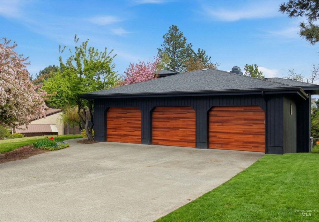 Photo of 1540 Pine Cone Rd, Moscow, ID 83843 (MLS # 98984434)