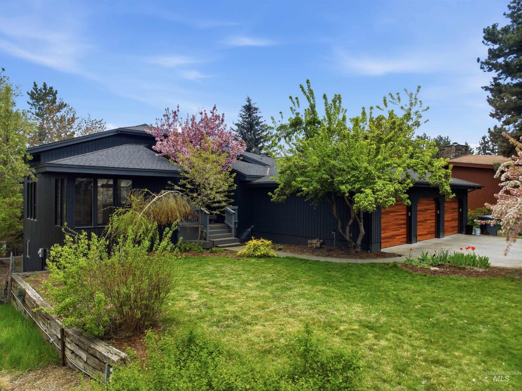 Photo of 1540 Pine Cone Rd, Moscow, ID 83843 (MLS # 98984434)