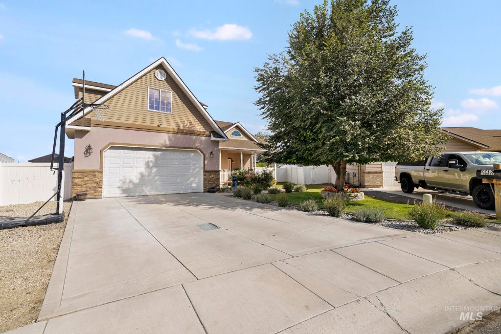 Photo of 2213 Alex Dr, Filer, ID 83328 (MLS # 98999407)