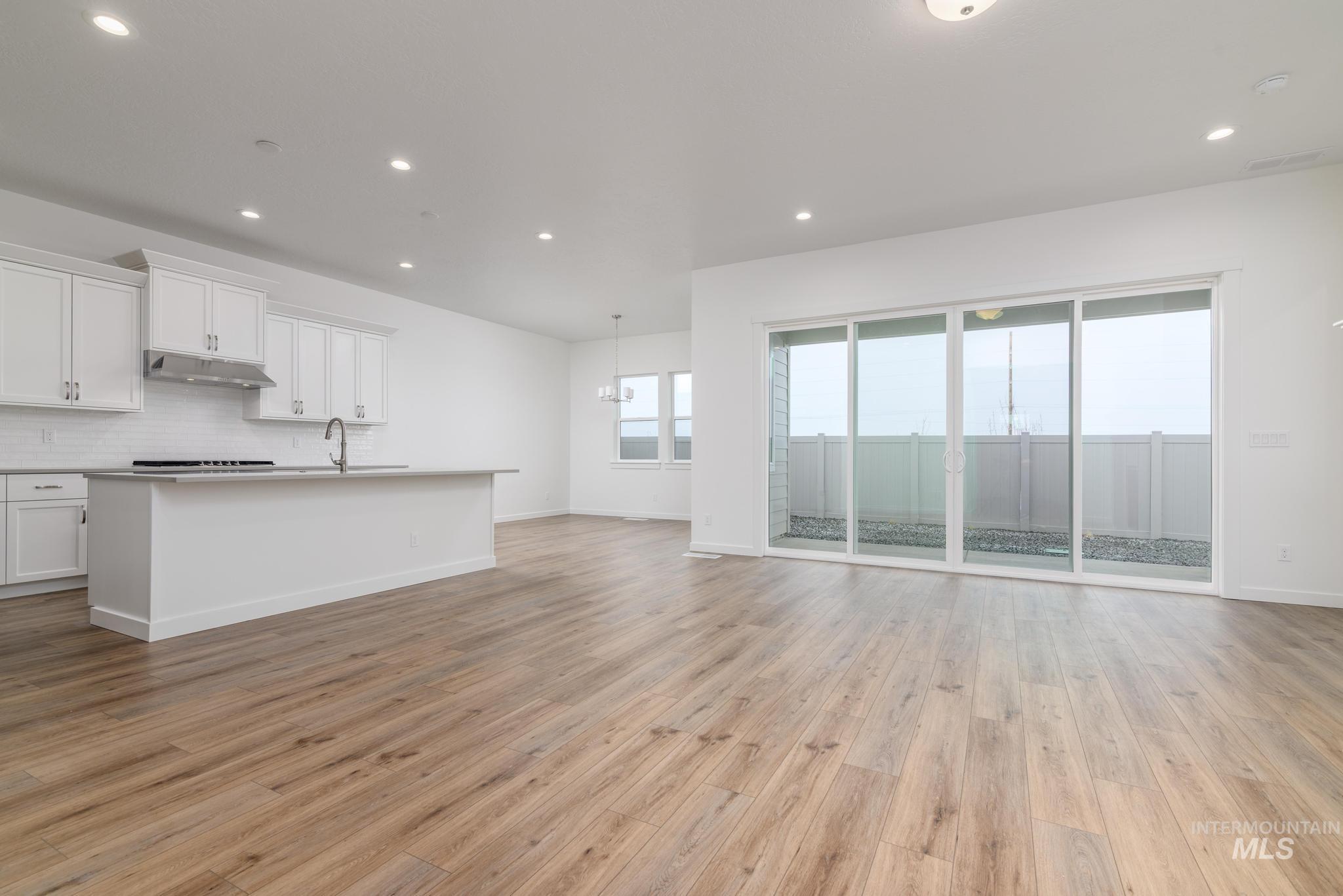 2568 N Leatherwood Ave