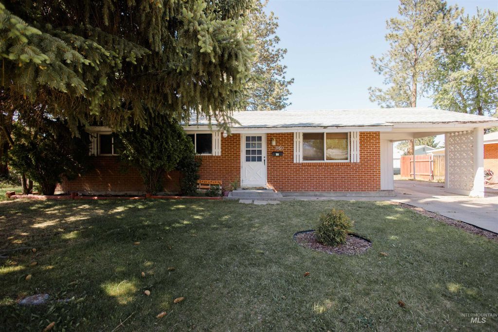 Photo of 950 E 16th N, Mountain Home, ID 83647 (MLS # 98986512)
