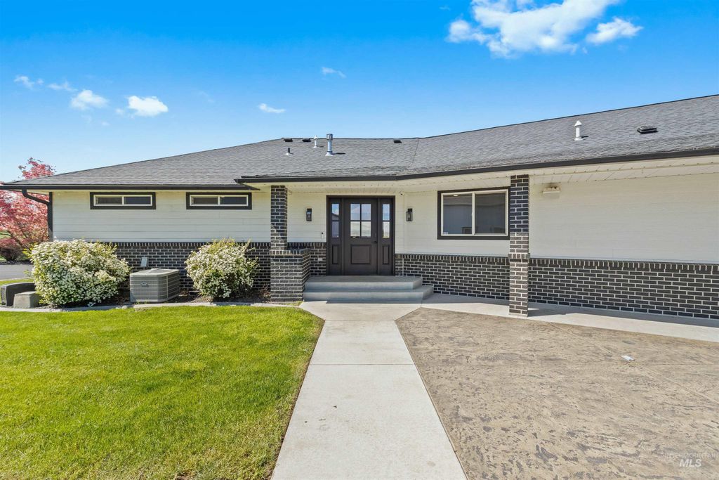 Photo of 3360 E Main Street, Lewiston, ID 83501 (MLS # 98983950)