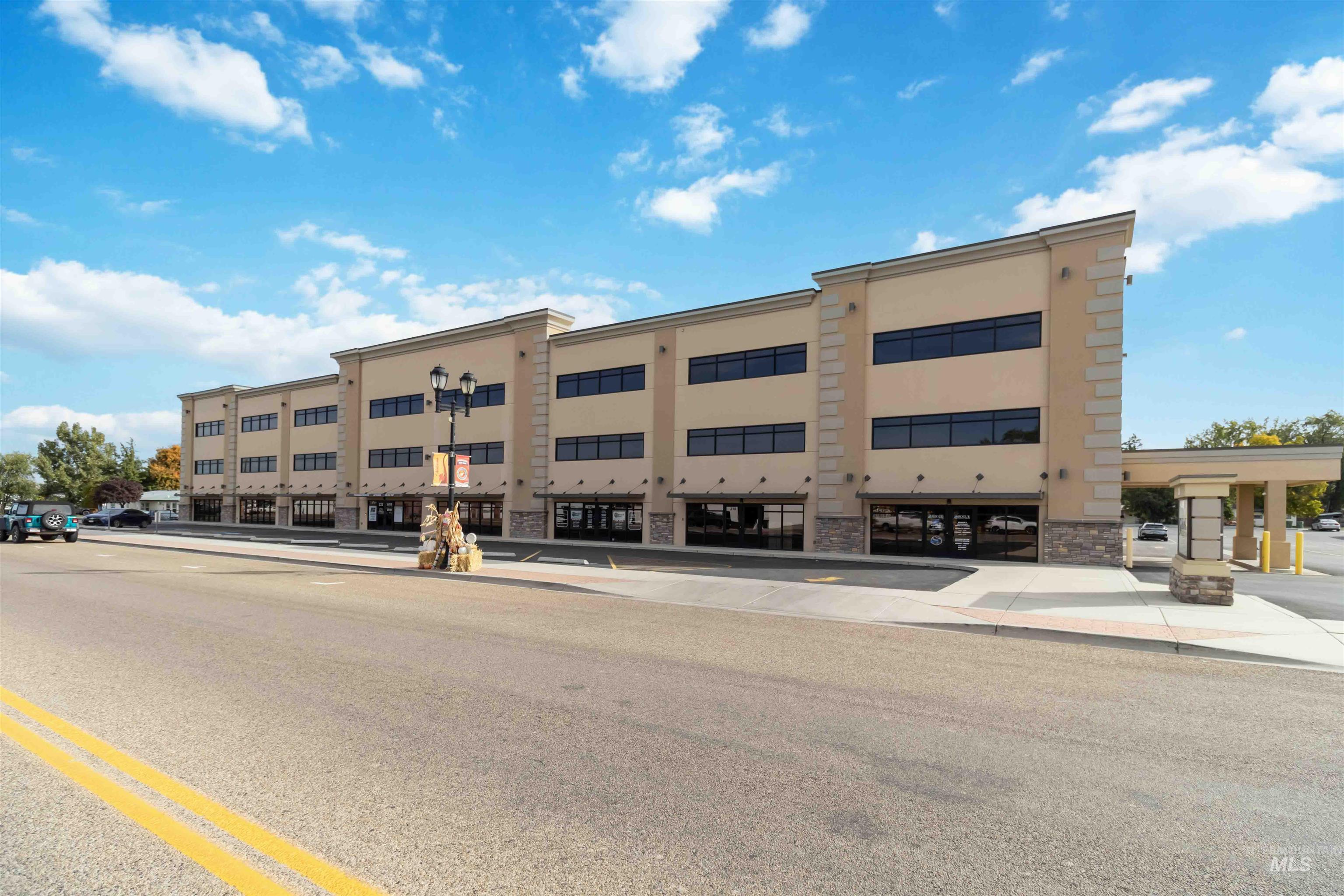 View of apartment building / complex
