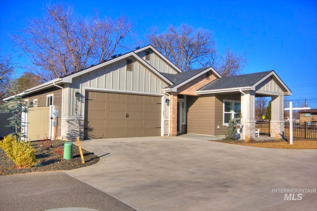 Photo of 1561 N Parkshire Way, Meridian, ID 83642 (MLS # 98973023)