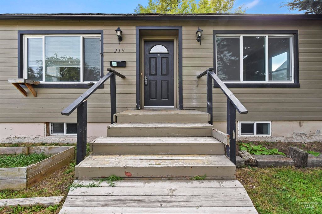 Photo of 219 Meffan Ave, Nampa, ID 83651 (MLS # 98978916)