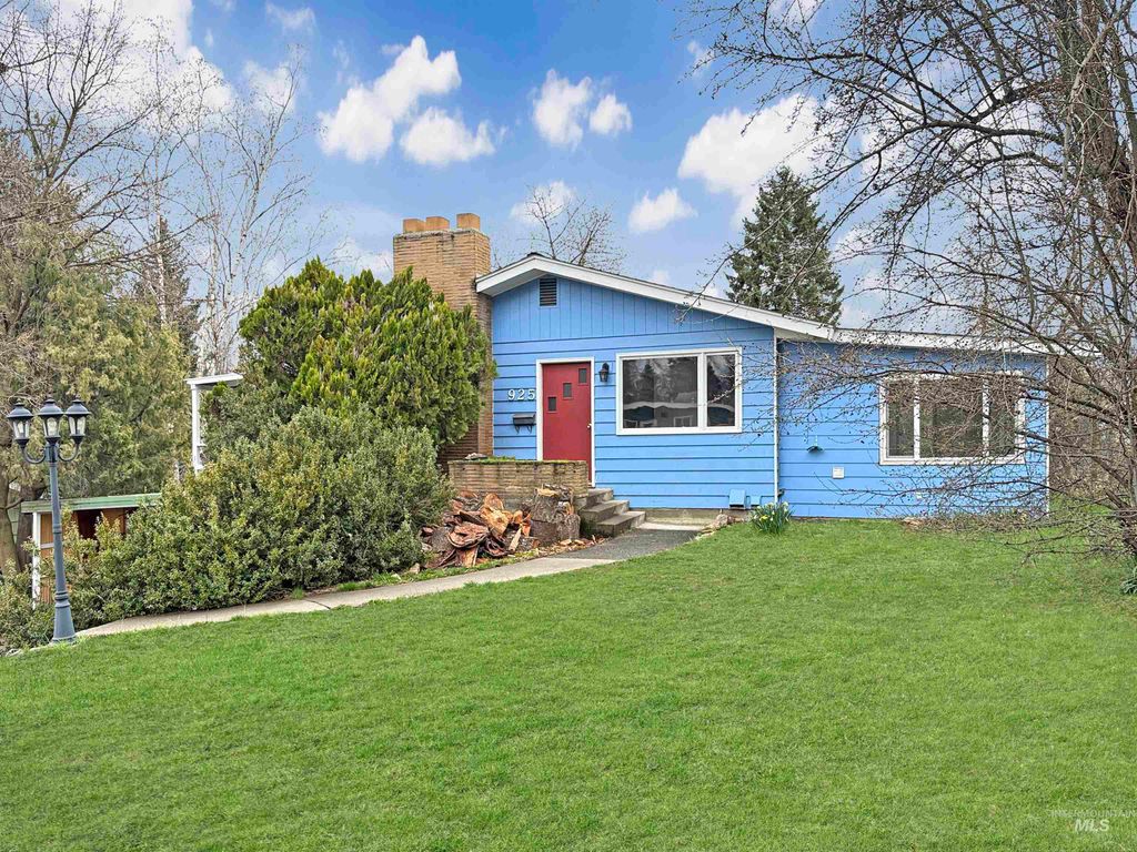 Photo of 925 E 8th St, Moscow, ID 83843 (MLS # 98980846)