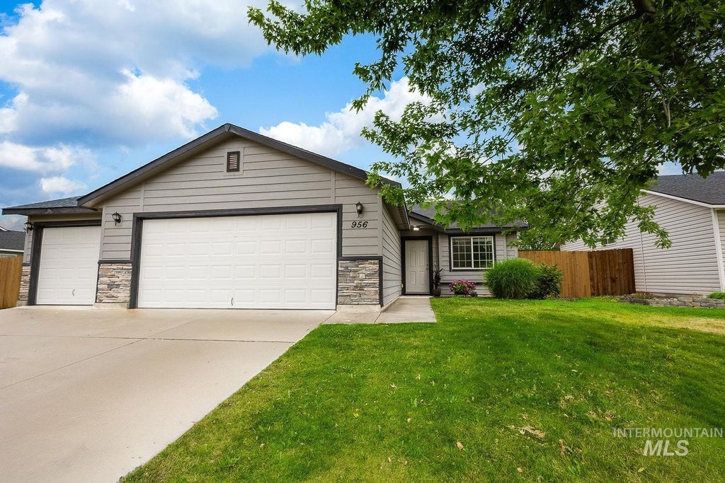 Photo of 956 S Hebgon Lake Ave, Middleton, ID 83644 (MLS # 98995089)