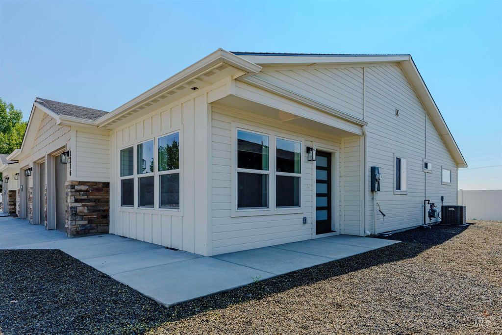 Photo of 1216 Phillips Circle, Ontario, OR 97914 (MLS # 98962189)