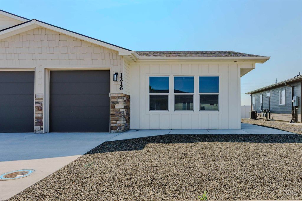 Photo of 1216 Phillips Circle, Ontario, OR 97914 (MLS # 98962189)