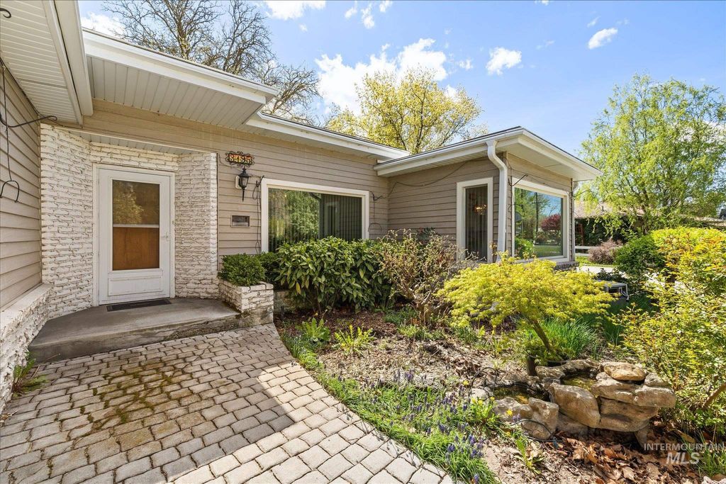 Photo of 3195 N Mountain View Dr, Boise, ID 83704 (MLS # 98982253)