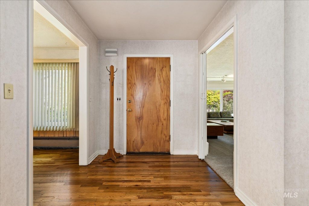 Photo of 3195 N Mountain View Dr, Boise, ID 83704 (MLS # 98982253)