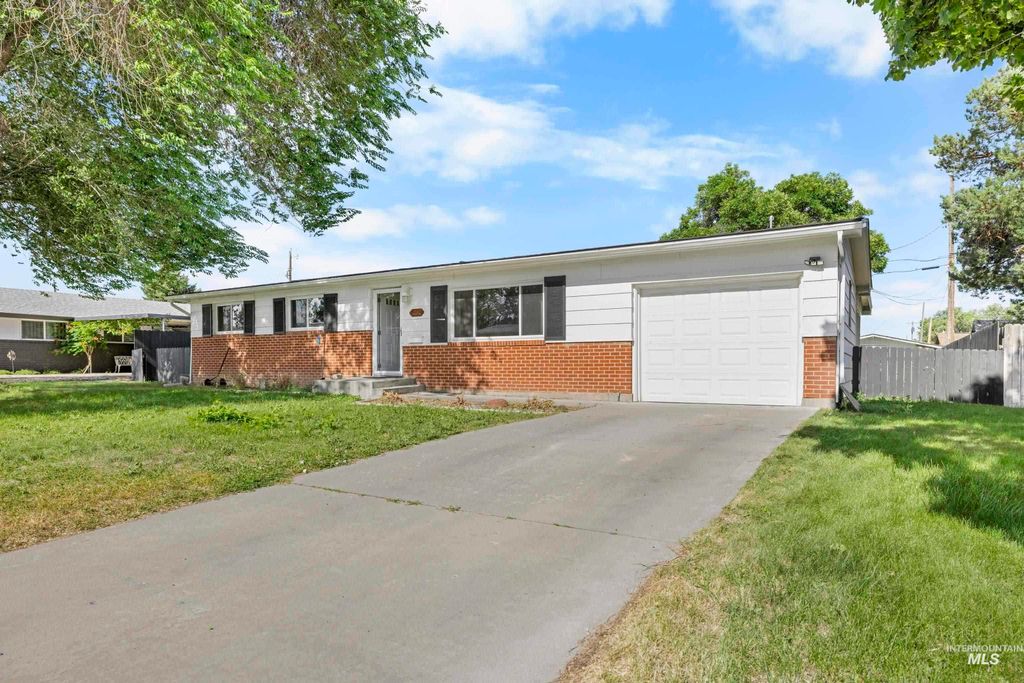 Photo of 1790 N 7th E, Mountain Home, ID 83647 (MLS # 98972440)