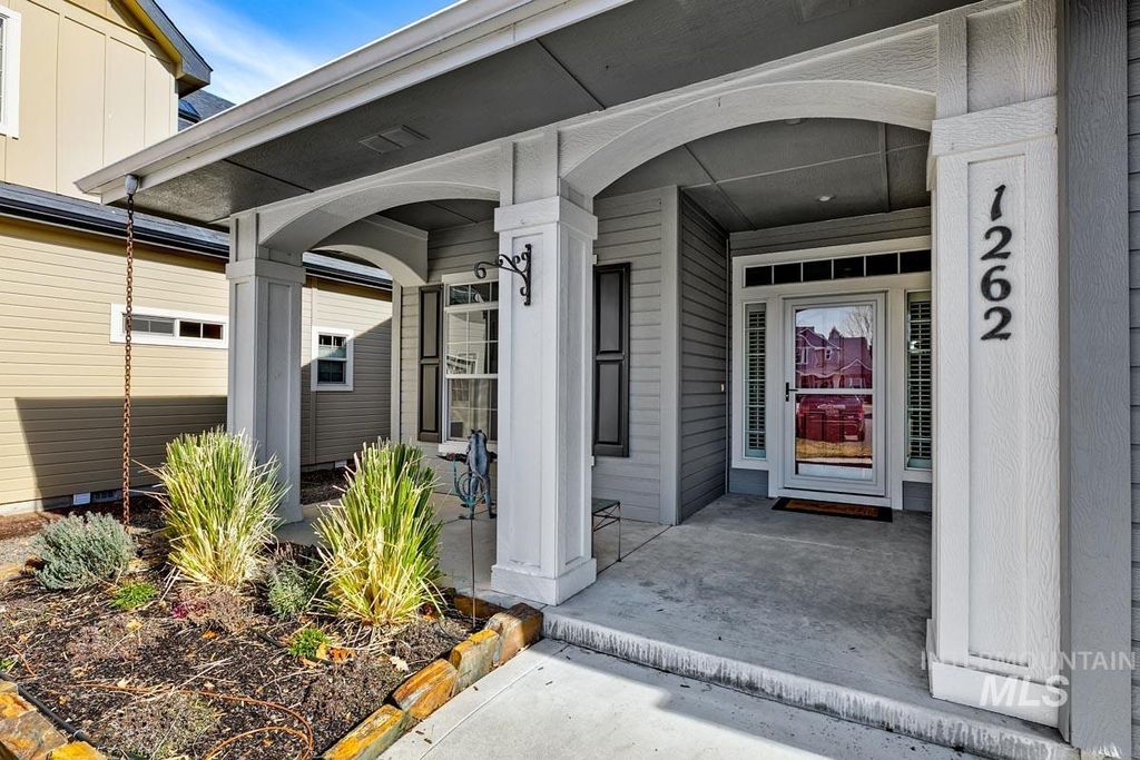 Photo of 1262 N Forestdale Place, Eagle, ID 83616 (MLS # 98975472)