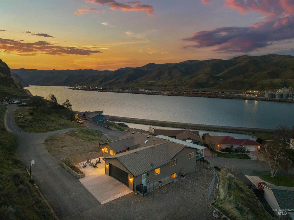 Photo of 1977 Golfview Dr, Clarkston, WA 99403 (MLS # 98977658)