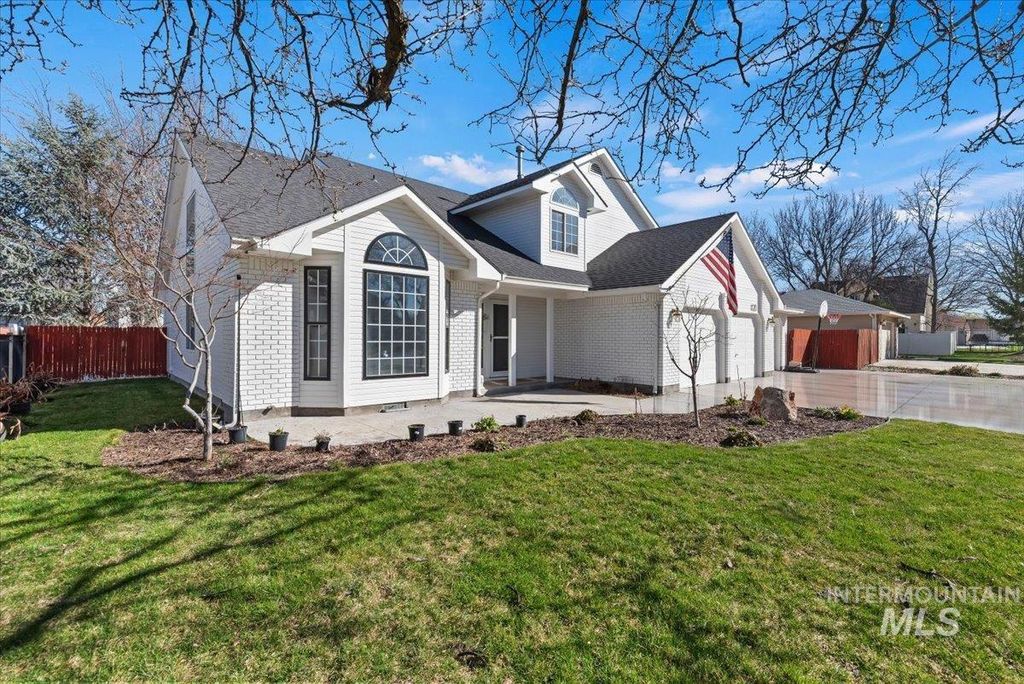 Photo of 1120 W Clarinda Dr, Meridian, ID 83642 (MLS # 98978234)