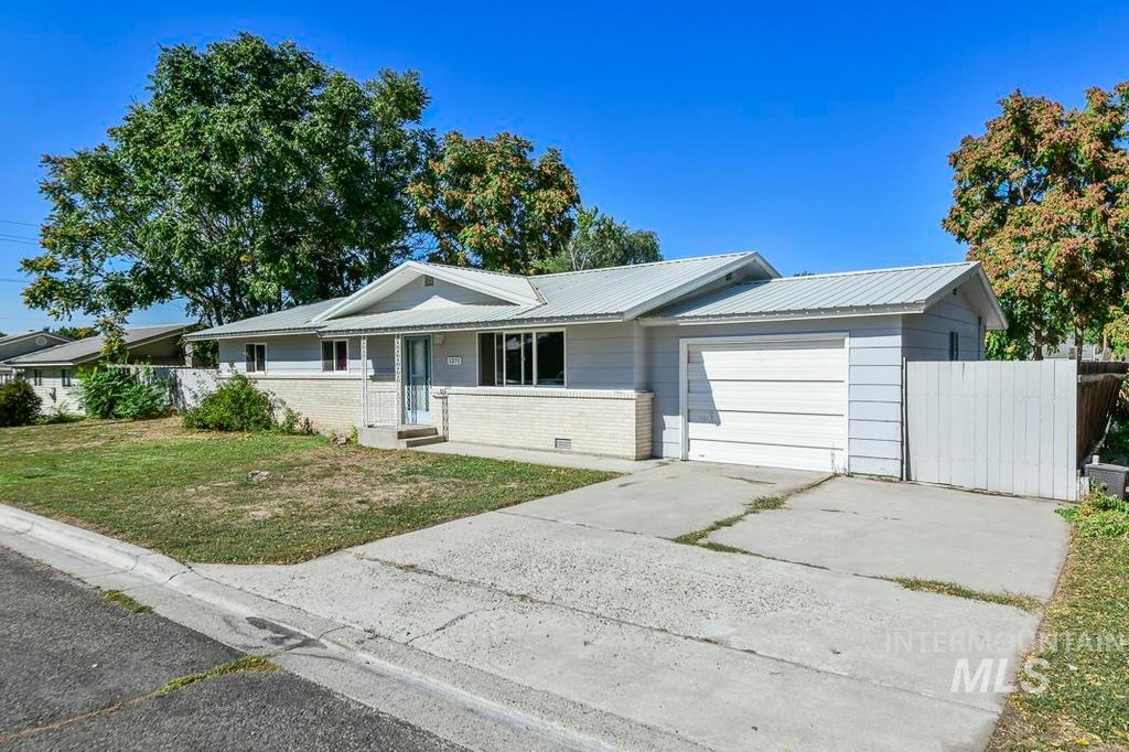 Photo of 1371 SW 11th Ave, Ontario, OR 97914 (MLS # 98963095)