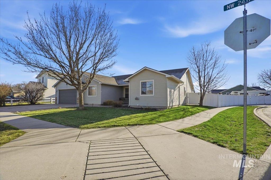 Photo of 1012 NW 24th St, Fruitland, ID 83619 (MLS # 98970734)