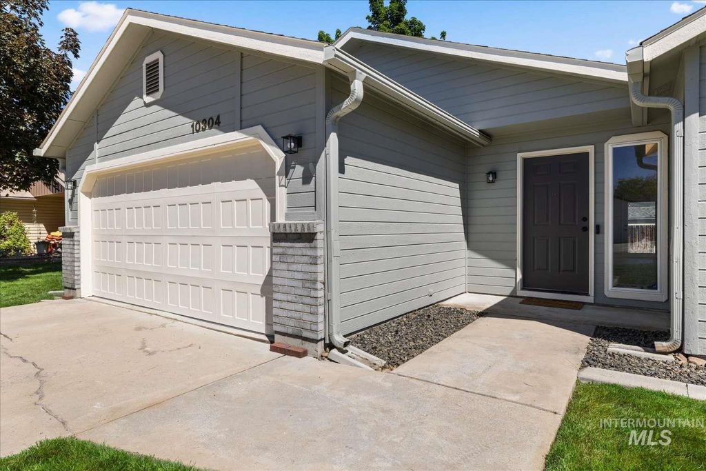 Photo of 10304 W Silver City St, Boise, ID 83704 (MLS # 98986632)