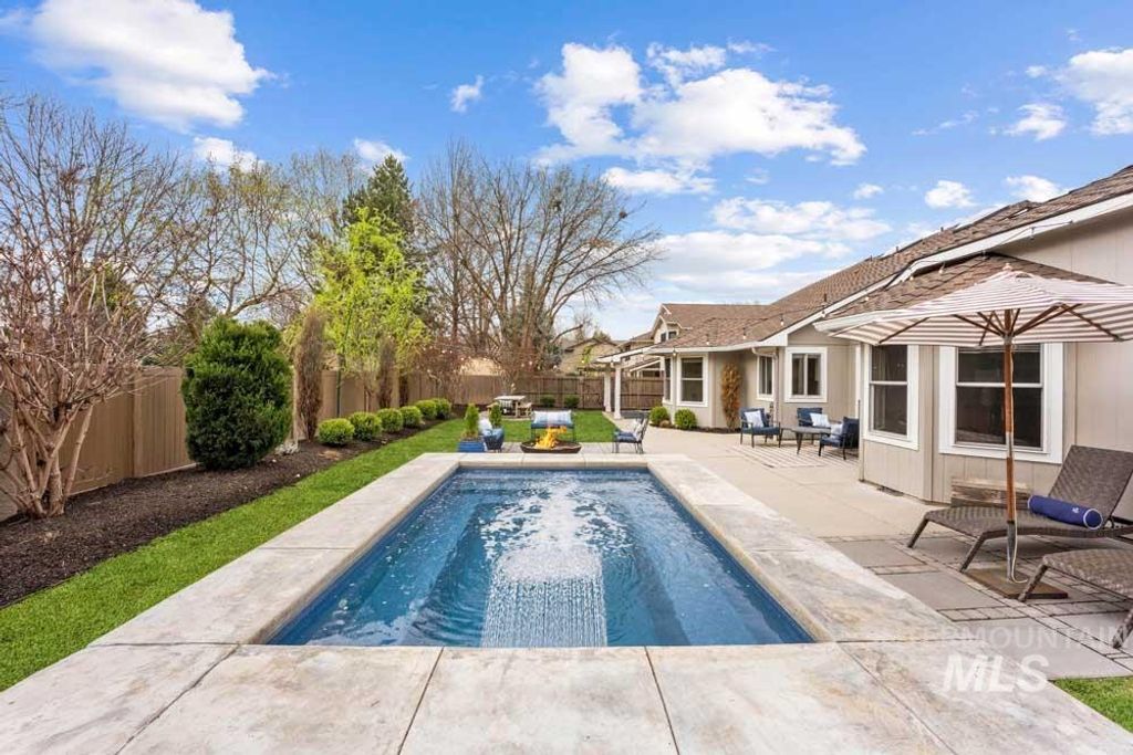 Photo of 8051 W Burntree Ct, Boise, ID 83704 (MLS # 98979652)