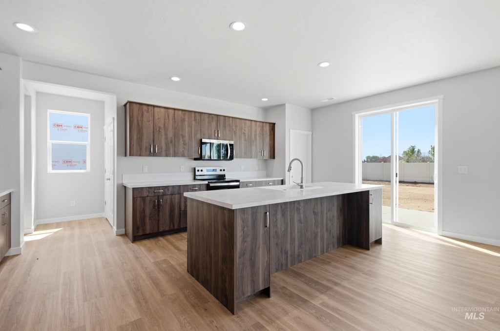 Photo of 806 SW Jayhawk St, Mountain Home, ID 83647 (MLS # 98995328)