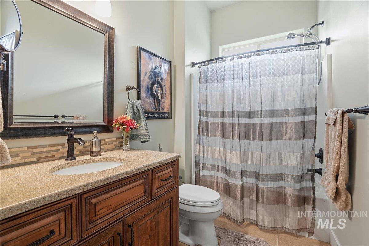 Bathroom with vanity and decorative backsplash