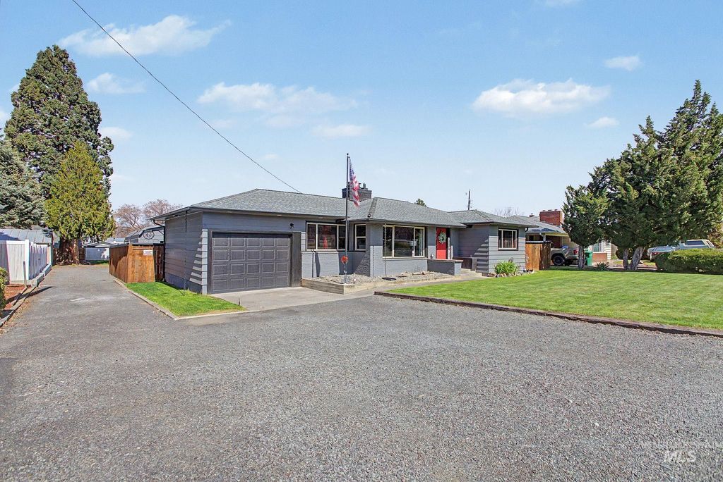 Photo of 809 Bryden Ave, Lewiston, ID 83501 (MLS # 98980905)