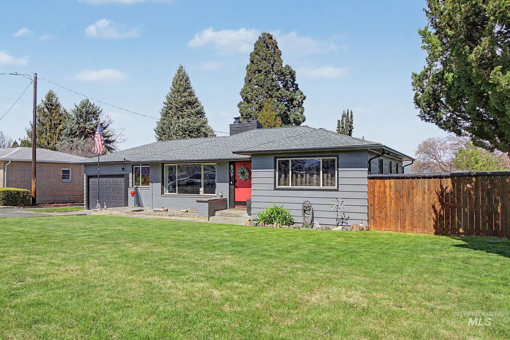 Photo of 809 Bryden Ave, Lewiston, ID 83501 (MLS # 98980905)