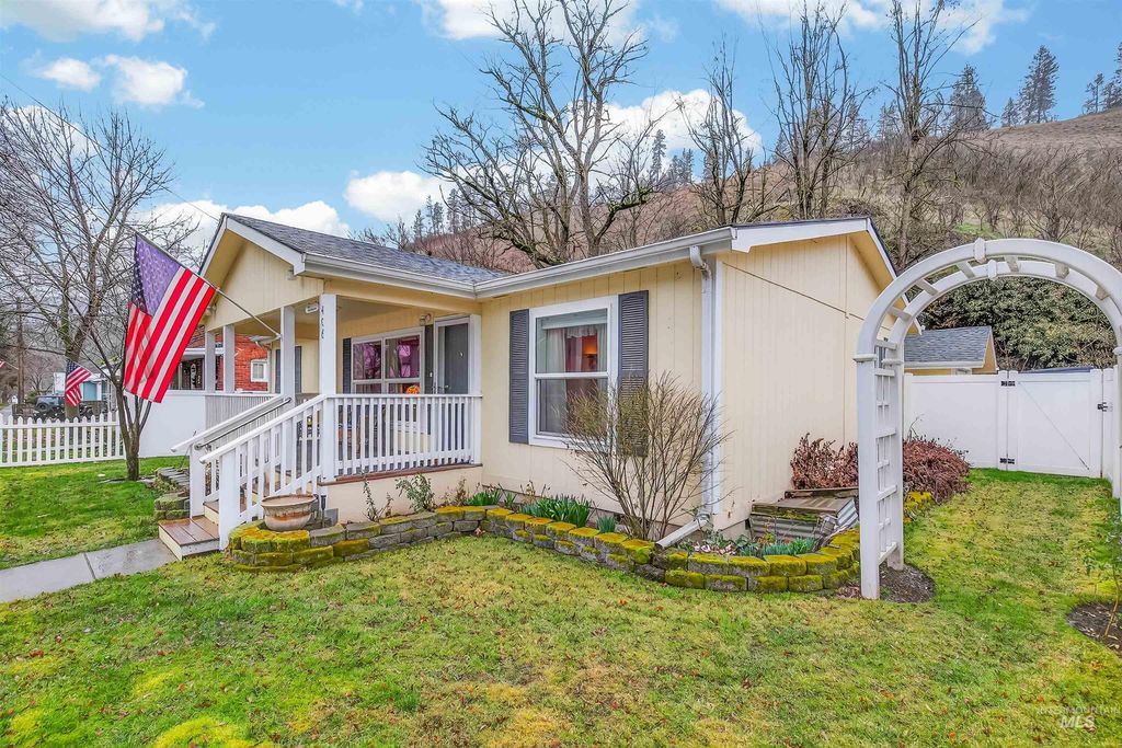 Photo of 406 Main St, Kendrick, ID 83537 (MLS # 98975886)