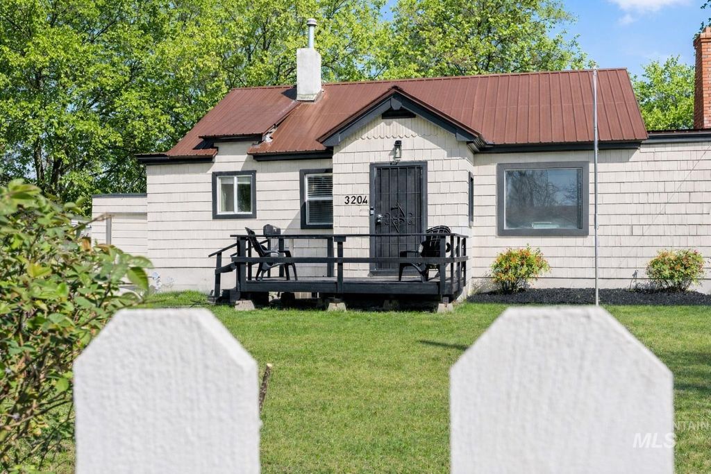 Photo of 3204 W Rose Hill St, Boise, ID 83705 (MLS # 98979731)