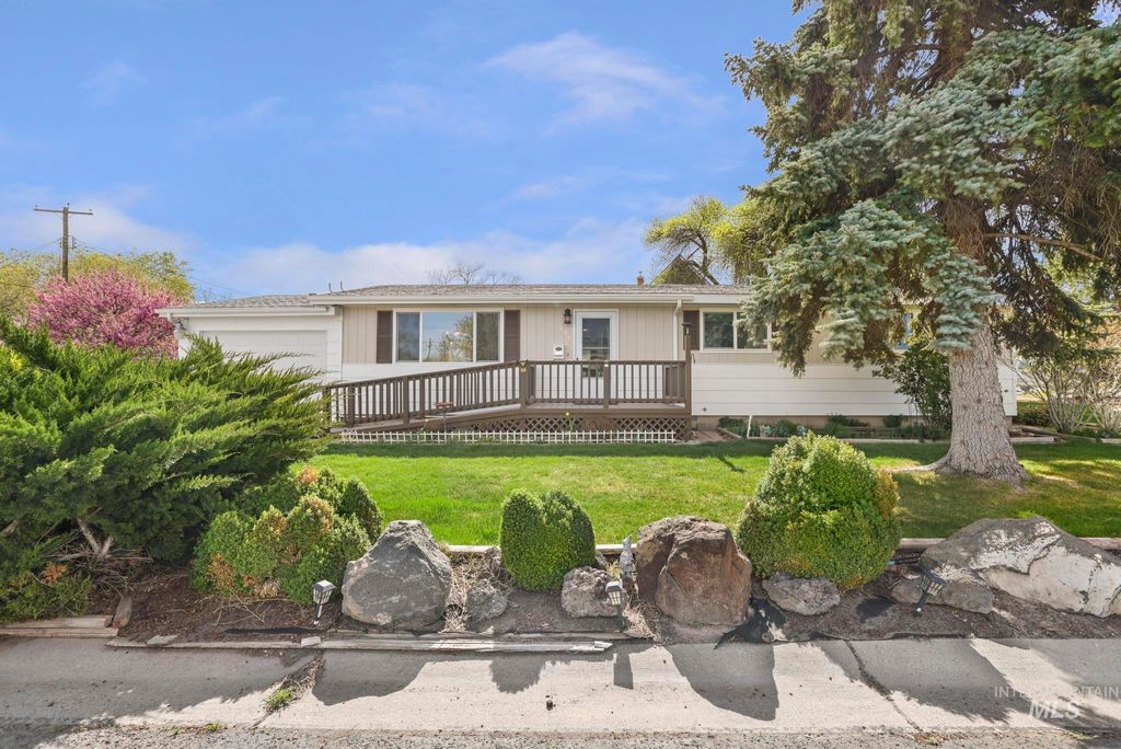 Photo of 905 Holly St, Buhl, ID 83316 (MLS # 98981370)