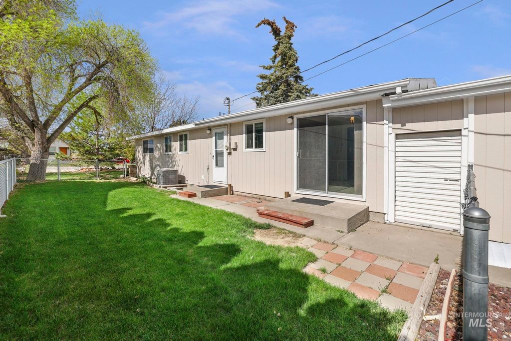 Photo of 905 Holly St, Buhl, ID 83316 (MLS # 98981370)