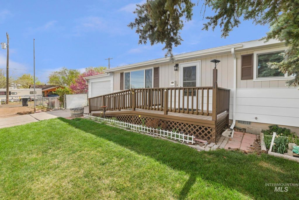 Photo of 905 Holly St, Buhl, ID 83316 (MLS # 98981370)