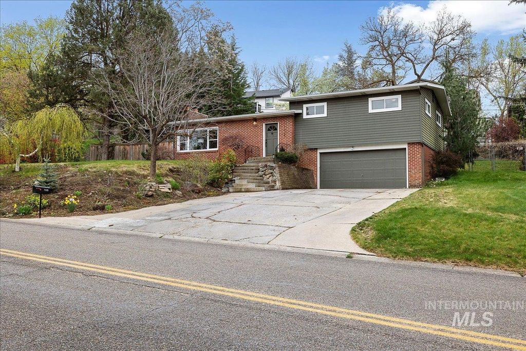 Photo of 1025 W Highland View Dr, Boise, ID 83702 (MLS # 98981123)