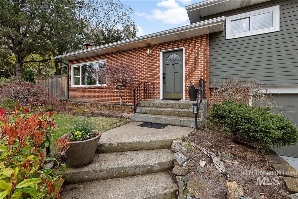 Photo of 1025 W Highland View Dr, Boise, ID 83702 (MLS # 98981123)