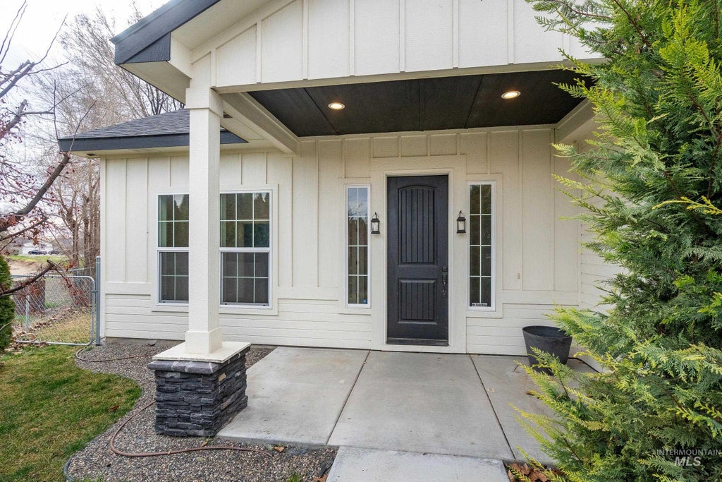 Photo of 1623 W Young Ave, Nampa, ID 83651 (MLS # 98992131)