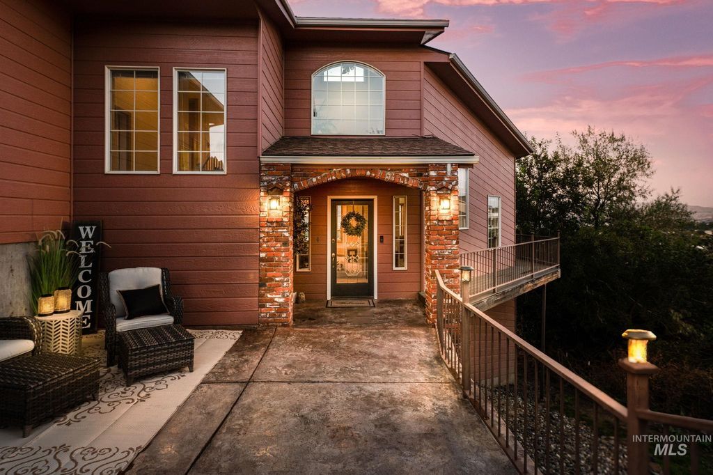 Photo of 511 Crestline Circle Crt Ct, Lewiston, ID 83501 (MLS # 98962777)