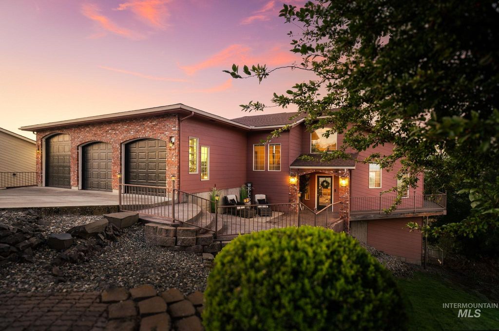 Photo of 511 Crestline Circle Crt Ct, Lewiston, ID 83501 (MLS # 98962777)